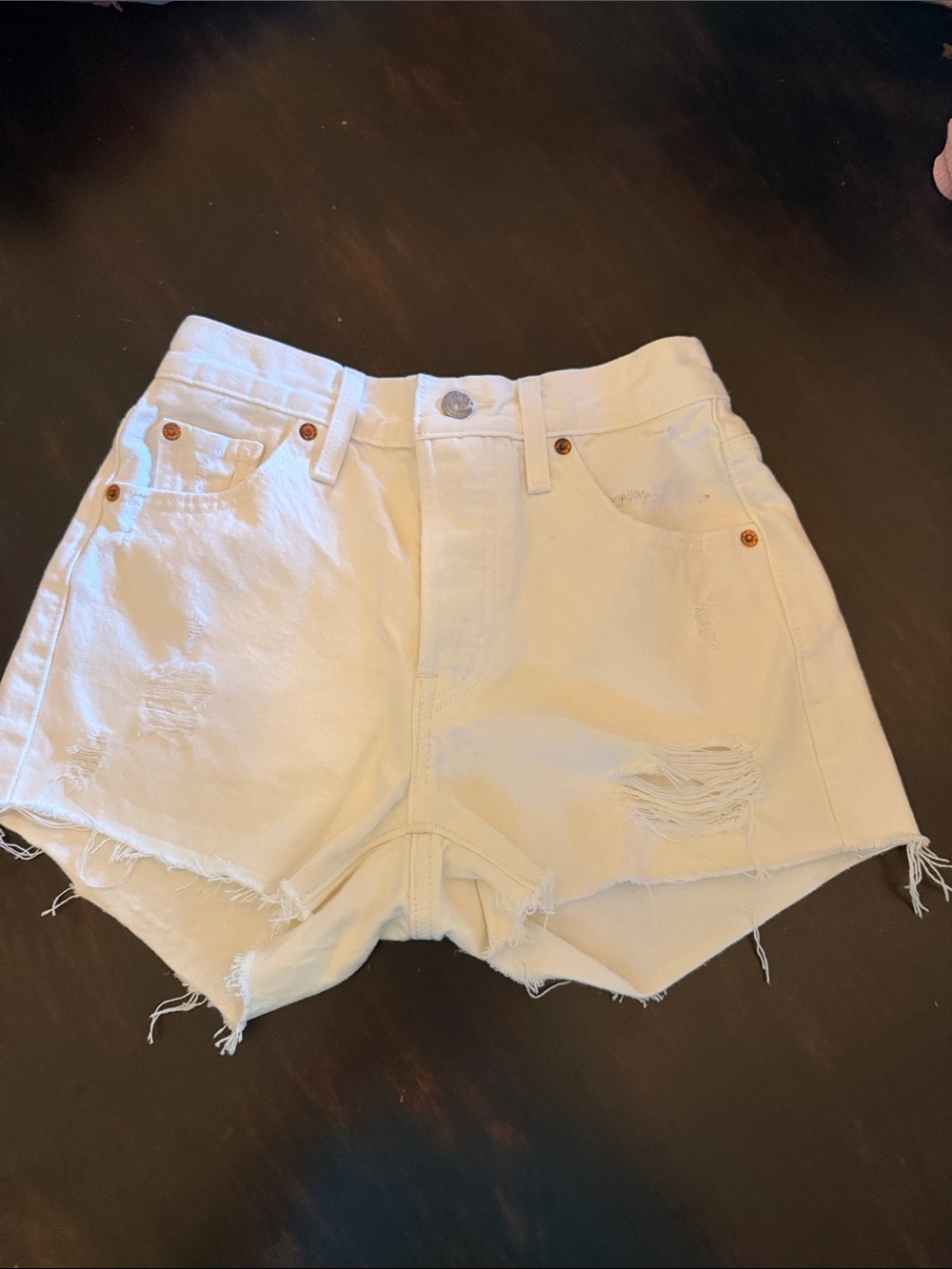 Levi’s red tab size 23 white shorts